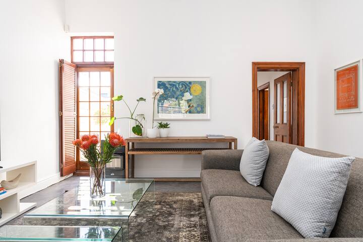 Stylish three bedrooms & pool in Sea Point gallery image 5