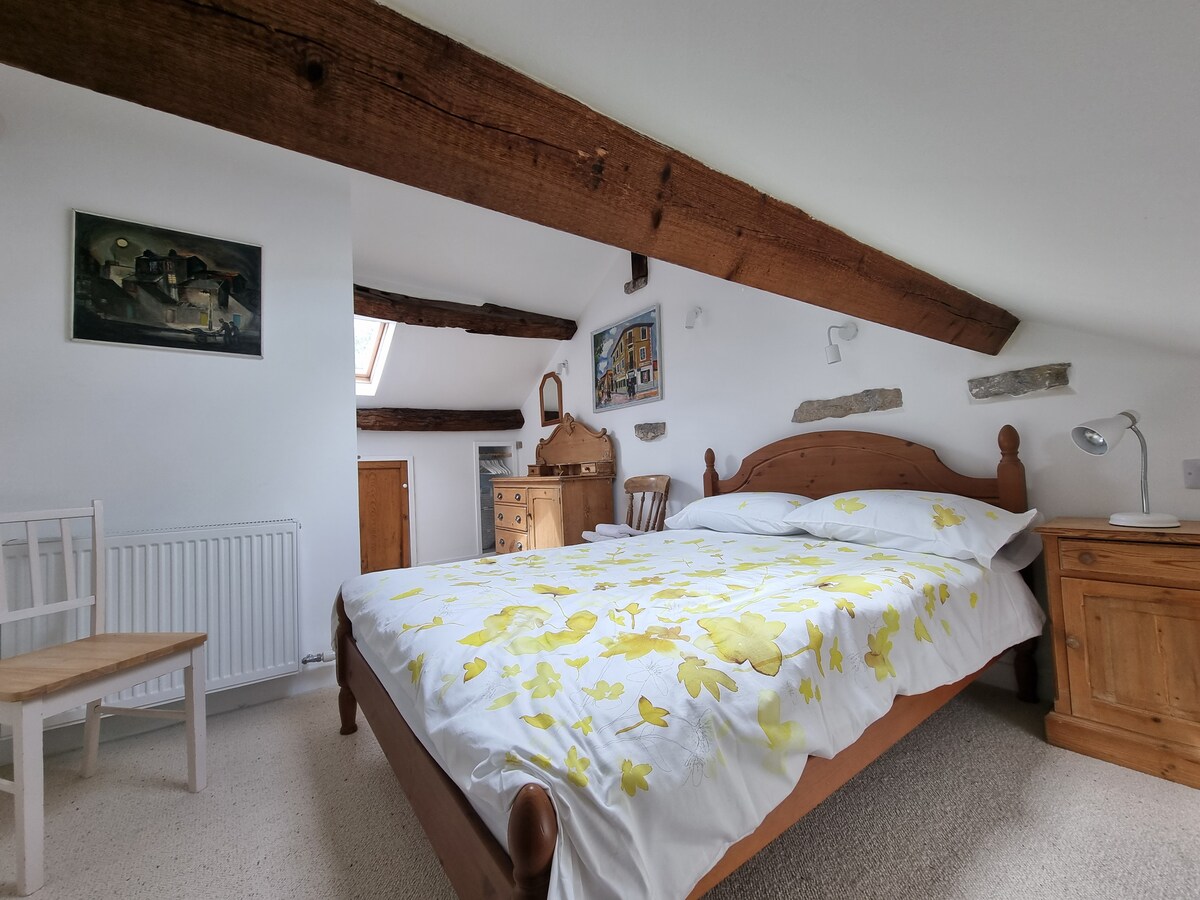 顶楼的第三间双人卧室宽敞大气，光线充足，温暖