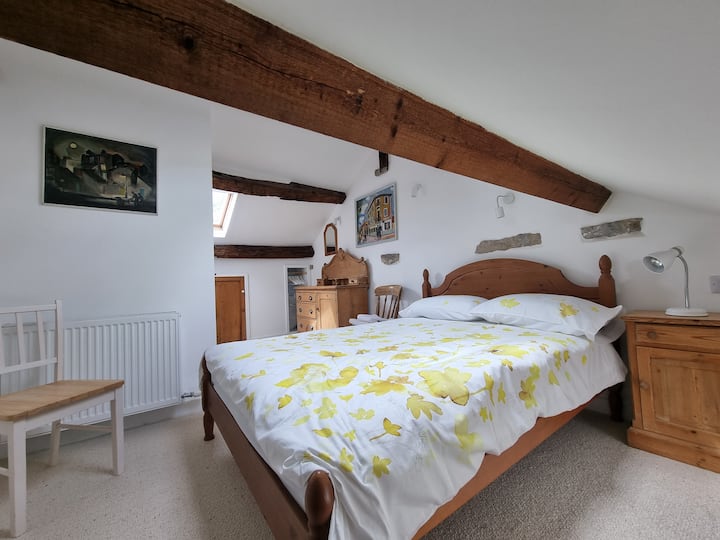 dhoma e tretë e gjumit dopio në katin e sipërm është e madhe, e lehtë dhe e ngrohtë