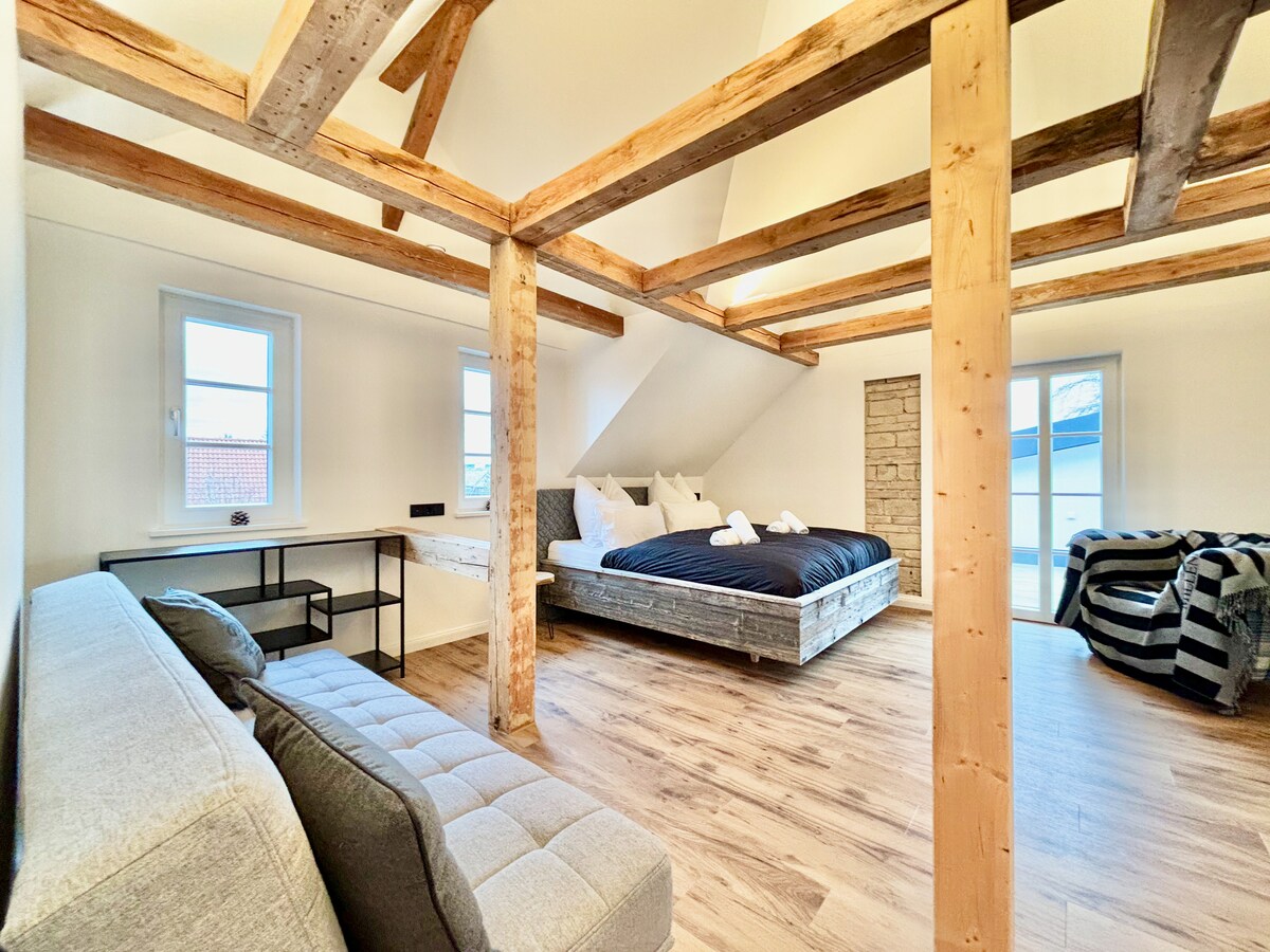 Საძინებელი ზემოთ, არასავალდებულო გასაშლელი დივნით, ღია სააბაზანოთი და სახურავის დიდი ტერასით.