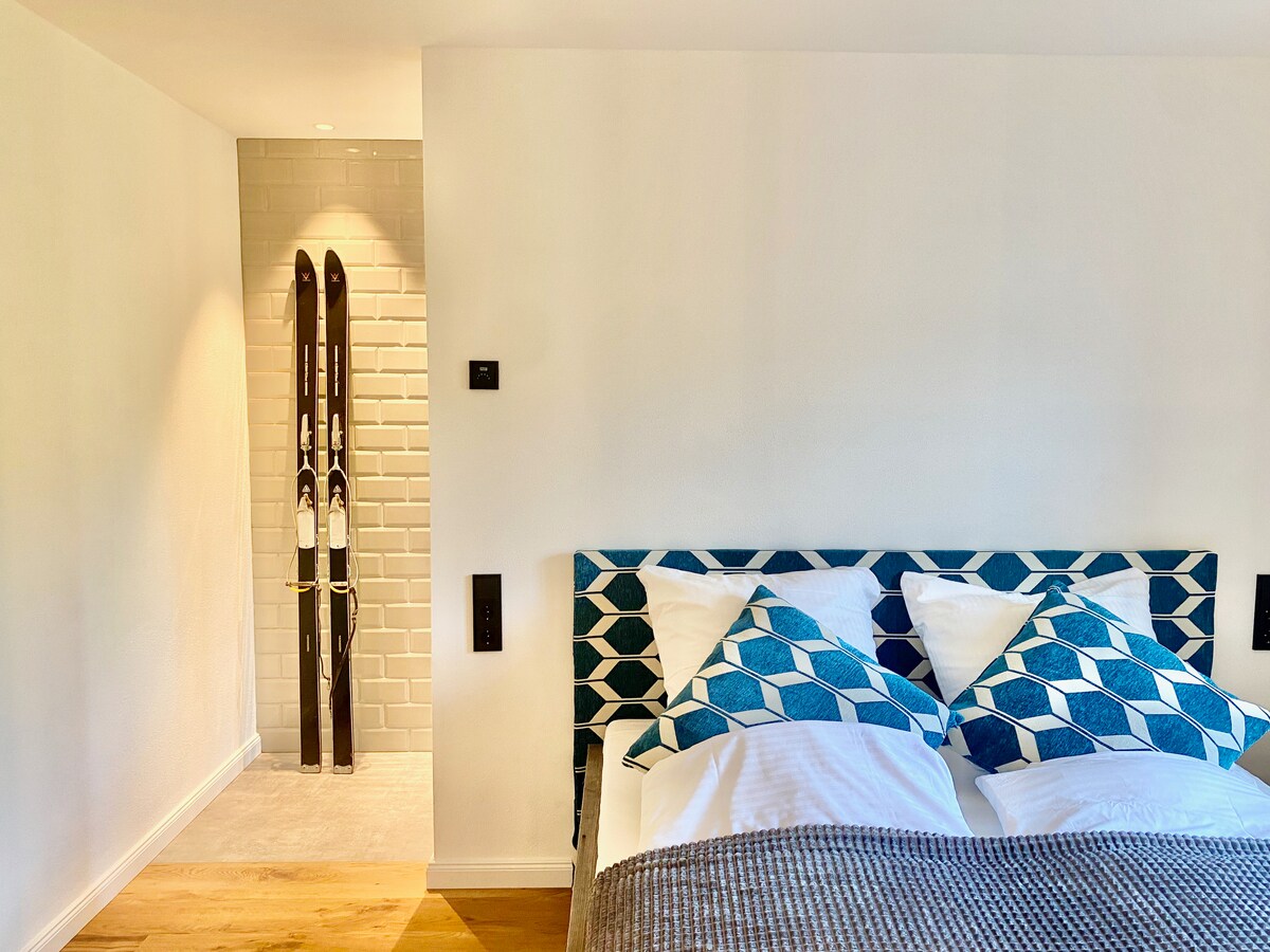 Საძინებელი ნომერი 2 პირველ სართულზე, სააბაზანოთი და საგარდერობო ოთახით.