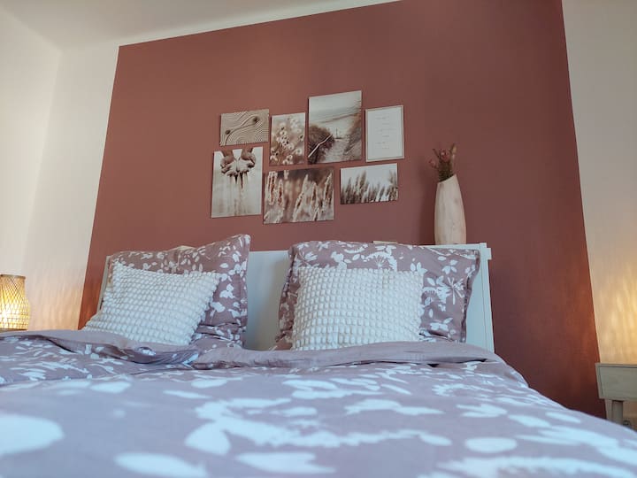 "Pumzika katika chumba cha wazazi chenye nafasi kubwa katika Airbnb yetu. Furahia starehe ukiwa na dawati na kiti, kinachofaa kwa ofisi ya nyumbani. Weka nafasi sasa kwa ajili ya wakati wa kupumzika na wenye tija!”