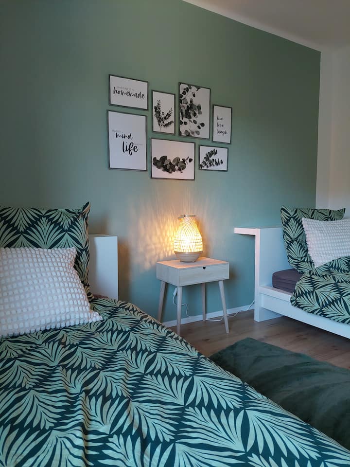 "Karibu kwenye chumba cha watoto chenye starehe katika Airbnb yetu! Watoto wako wanaweza kucheza na kujifunza hapa. Sehemu ya kuandika iliyo na kiti hutumika kama eneo la ubunifu la kujifunza na kucheza. Weka nafasi sasa kwa ajili ya tukio linalofaa familia!”