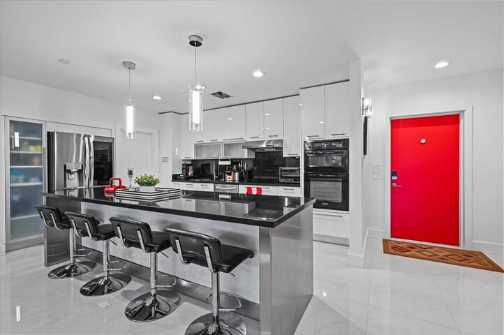 Waterfront Oasis | Heated Saltwater Pool | Bikes gallery image 5