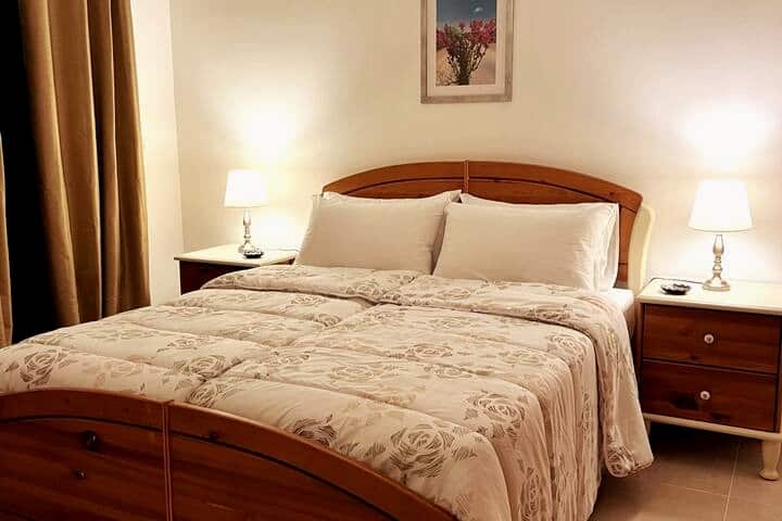 Dhoma e gjumit 2 është më e gjera.  Përfshin një krevat dopio që mund të ndahet në 2 krevate tek nëse kërkohet, 2 tavolina pranë krevatit, një gardërobë me 6 dyer, një tavolinë zhveshjeje, karrige dhe qasje në një tarracë të brendshme. 