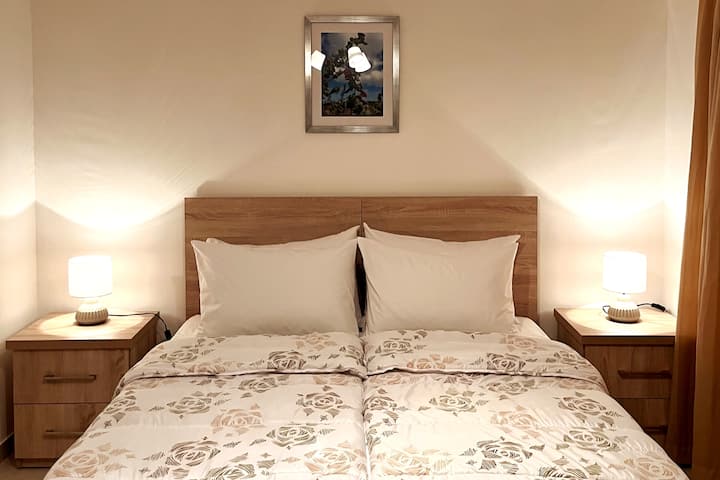 Dhoma e gjumit 1 është një nga 3 dhomat e gjumit të disponueshme.  Përbëhet nga një krevat dopio me madhësi të mirë ose 2 krevate tek sipas kërkesës, 2 tavolina pranë krevatit, një komodinë dhe një gardërobë me 5 dyer. Çdo vizitor ka një rrobë banje, pantofla, batanije shtesë dhe 2 jastëkë. 