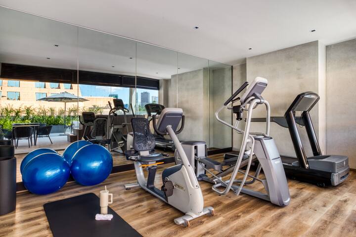 Steps from Palacio de Hierro | Terr | Jacuzzi+Gym gallery image 3