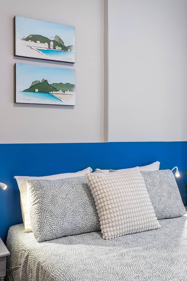 Habitación muy cómoda con cama matrimonial y iluminación especial para leer. Aire acondicionado potente que garantiza la temperatura ideal incluso en los días más calurosos. 