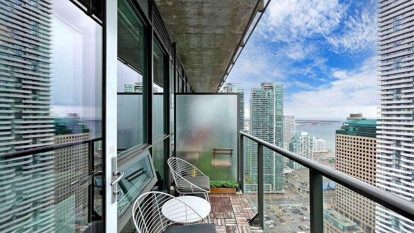 Stylish condo w/Beautiful city and lake view gallery image 2