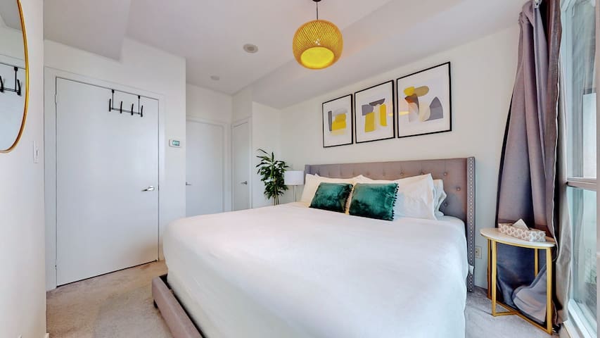 Stylish condo w/Beautiful city and lake view gallery image 3