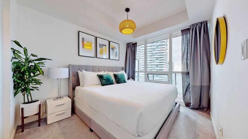 Stylish condo w/Beautiful city and lake view gallery image 5