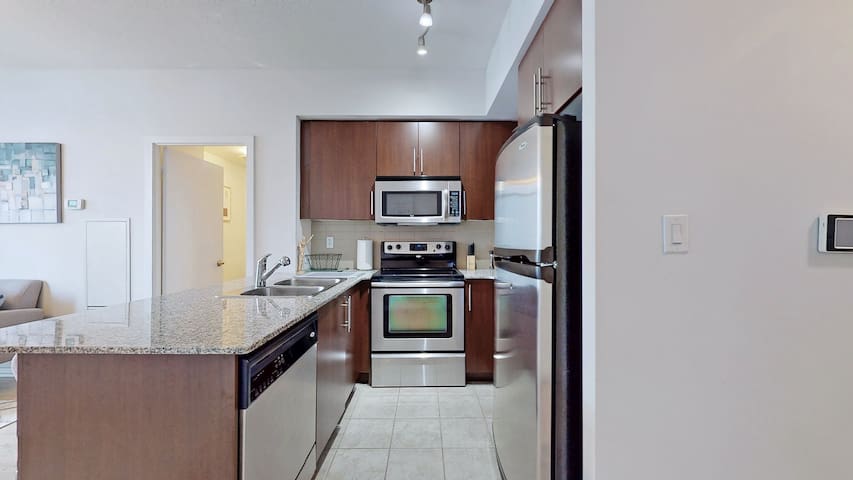 Stylish condo w/Beautiful city and lake view gallery image 4