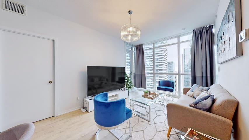 Stylish condo w/Beautiful city and lake view