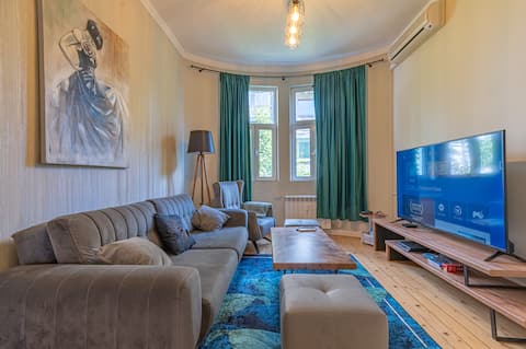 2 Apartments Seconds from Main street FREE Parking