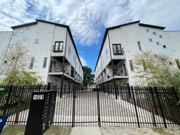 Dual Rooftop Views | Walkable Hillsboro Village - Nashville, TN