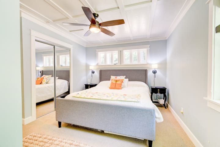 Kitanda cha California King katika vyumba viwili vya kulala. 