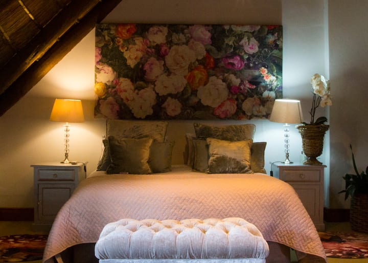 غرفة النوم 3، سرير بحجم كوين، مكيف هواء،  تدفئة، مساحة خزانة، أدراج، زغب،  مجفف شعر، مساحة عمل