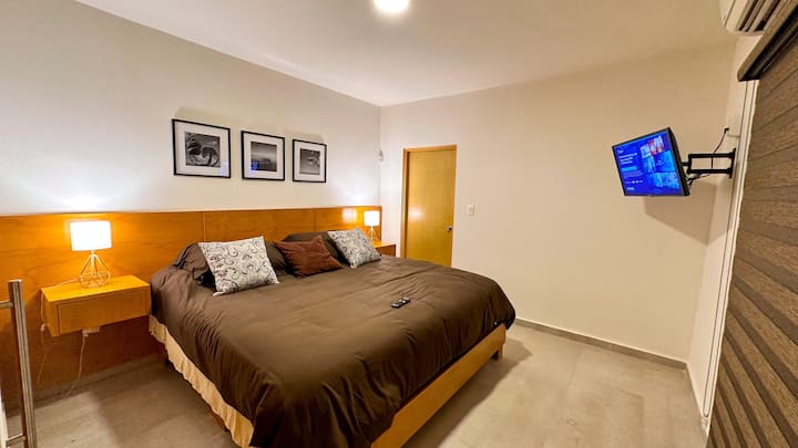 主卧设有独立卫生间和智能电视，供您使用平台。