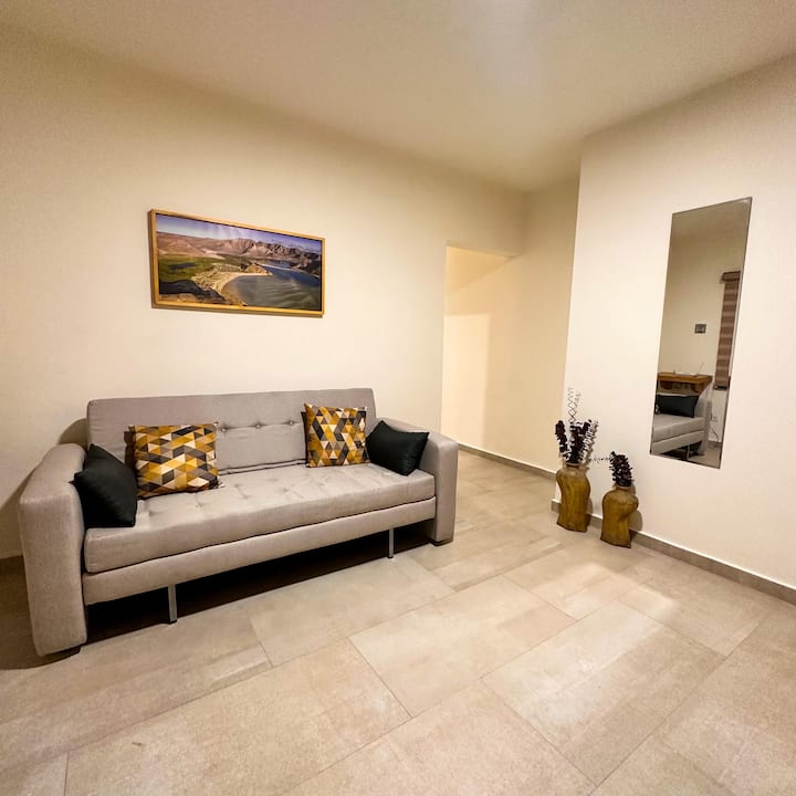 我们有一个电视区，配有沙发床沙发床，可供第七位房客使用。 此房源内设有互联网。