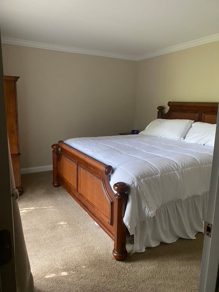 Kitanda cha ukubwa wa kifalme.  (hiyo ni mwanga unaong 'aa kwenye zulia, si madoa.)