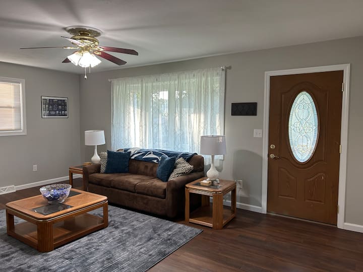 غرفة معيشة بسرير أريكة وتلفزيون