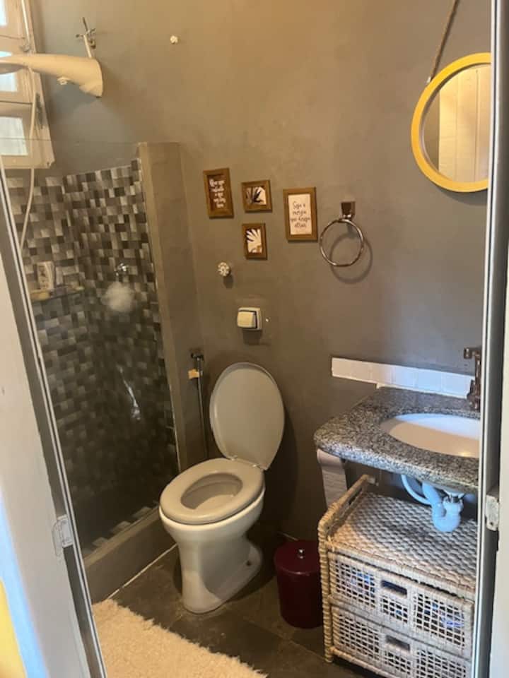 Banja ka krevat dopio "King" + dhomë gjumi me 3 krevate dopio.