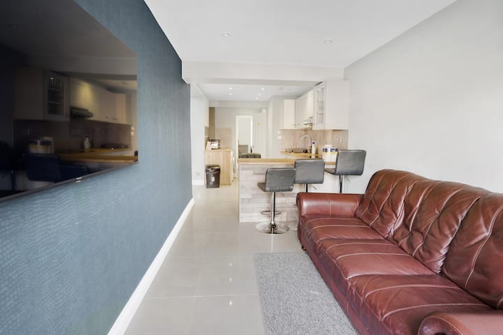 7 Bedroom, 3 Bathrooms, Garden, 20 Mins To Centre - London, UK