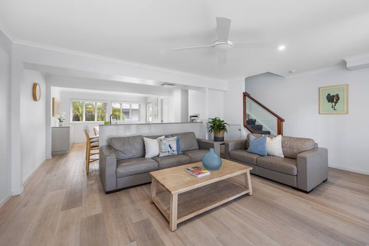 2 Bedroom Tropical pool garden