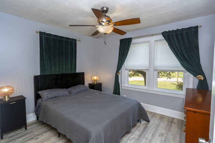 غرفة النوم رقم2 التي تتميز بسرير بحجم كبير.