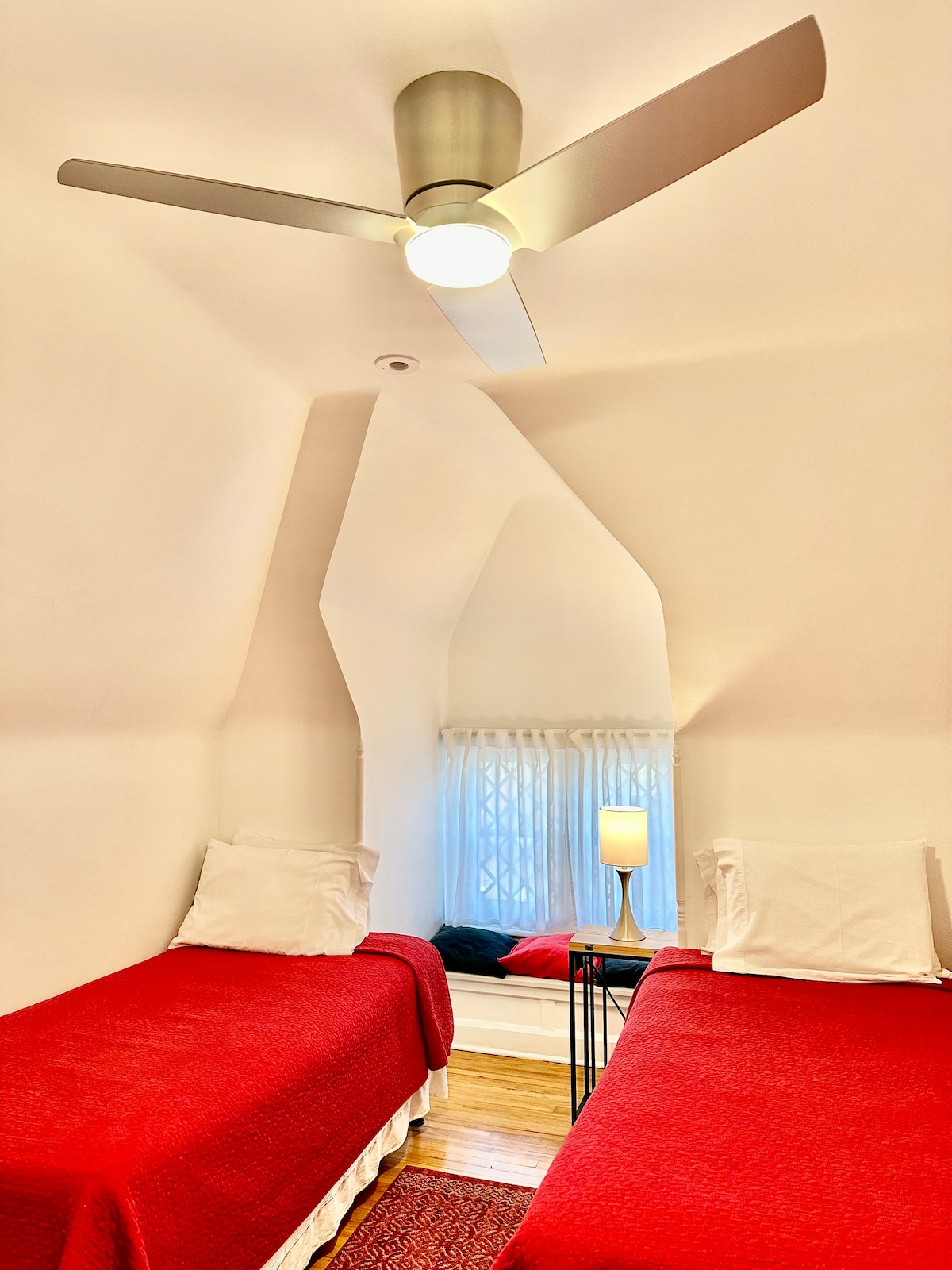 2 slaapkamers met twee eenpersoonsbedden