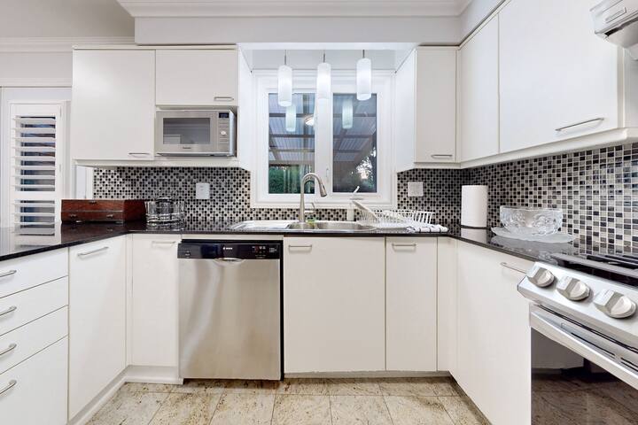 Family Retreat: Scarborough Gem gallery image 2