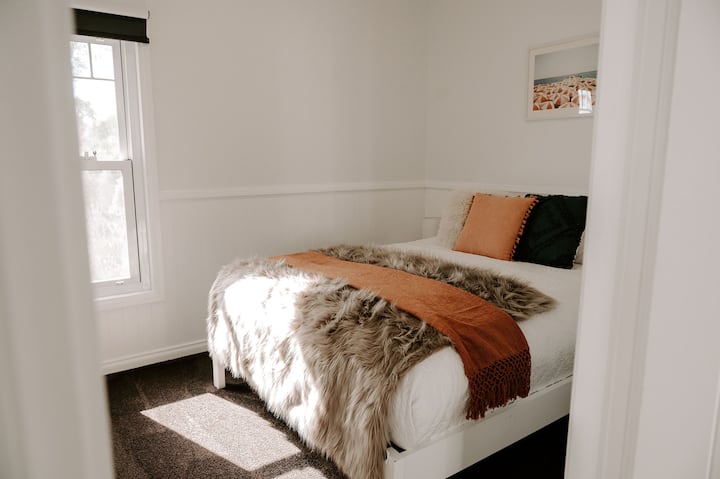 Treća spavaća soba je mirno utočište s bračnim krevetom