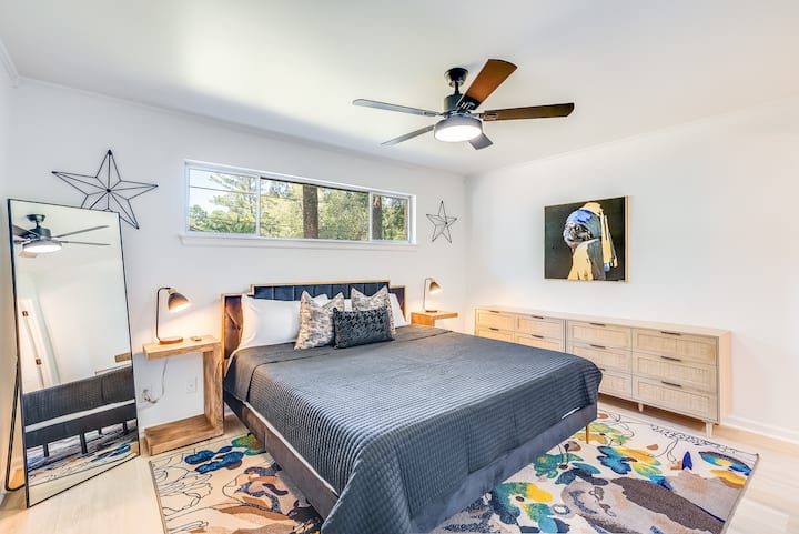 Hyr para pasqyrës dhe hidhi një sy të fundit veshjes tënde të mbrëmjes para se të dalësh. 