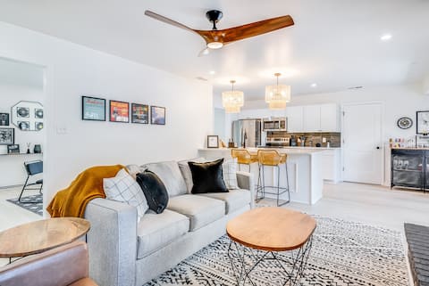 Spacious, Fun & Cozy~ Game Room ~ Mins to DT/APT!