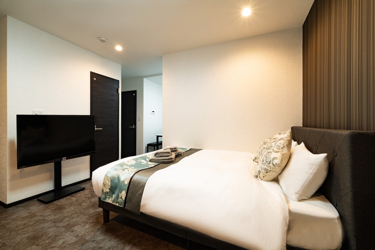 Excellent access to Disney & Tokyo Station / 7-minute walk from