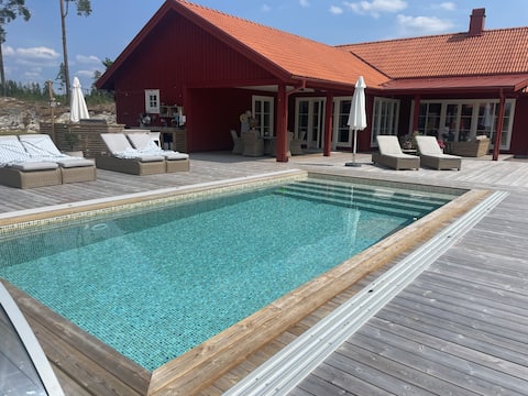 Large house with guest house and pool