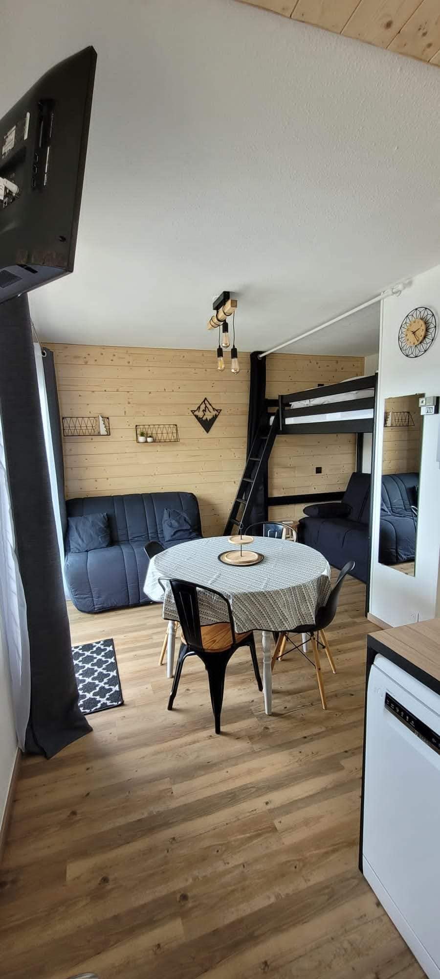 Top performing Airbnb: 6-bedroom Front de Neige apartment in Fontcouverte La Toussuire