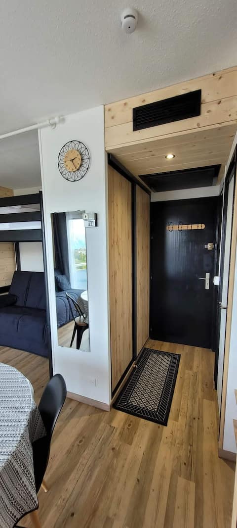 Top performing Airbnb: 6-bedroom Front de Neige apartment in Fontcouverte La Toussuire