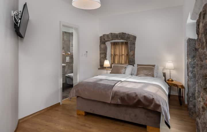 Chumba nambari 4, kwa ajili ya watu wawili, kwa ajili ya kitanda cha watu wawili, chenye bafu la "chumbani", televisheni mahiri na kiyoyozi chake mwenyewe