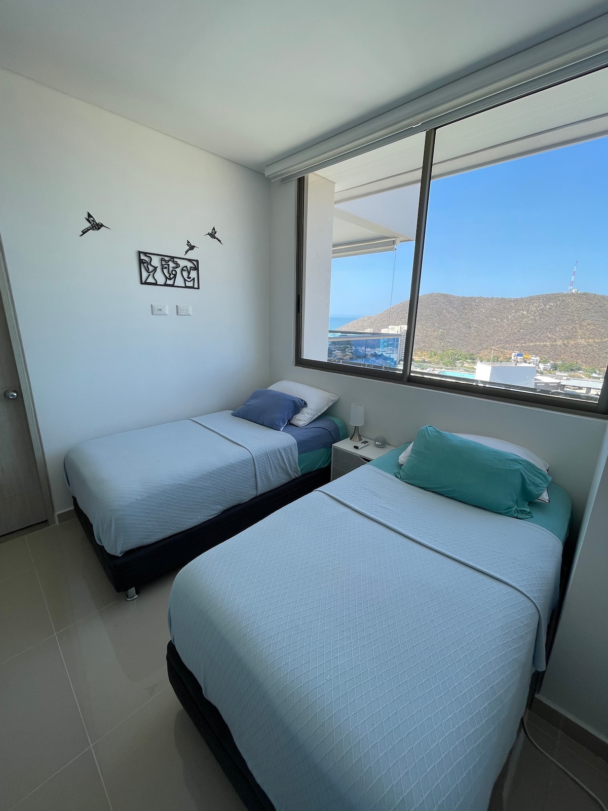 Spavaća soba s dva odvojena kreveta (može primiti jedan bračni krevet) i privatnom kupaonicom. Alexa.