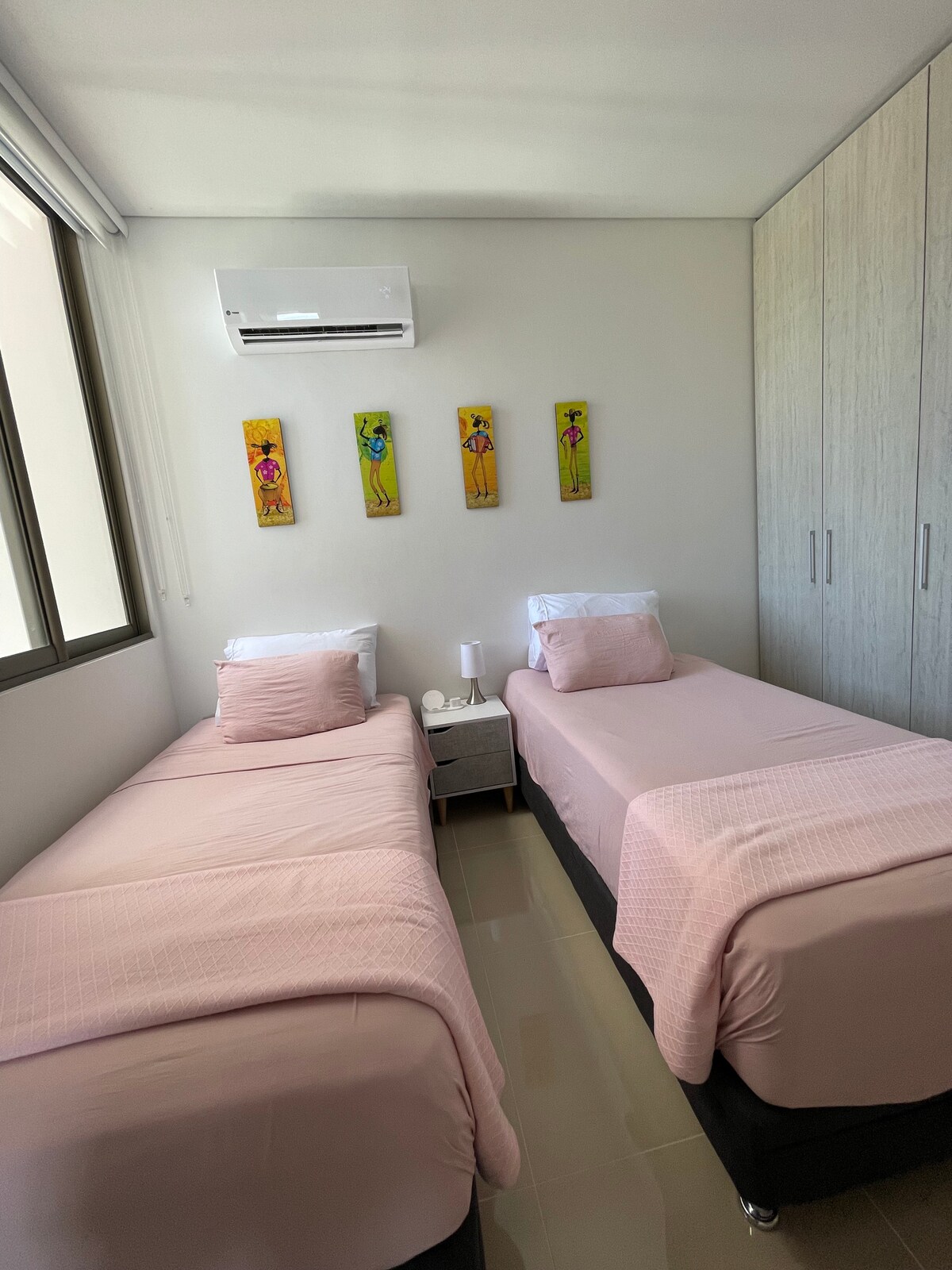 Spavaća soba s dva odvojena kreveta (može primiti jedan bračni krevet). Pametni TV od 35"s Netflixom, Disney Plusom i kabelskom televizijom. Alexa.