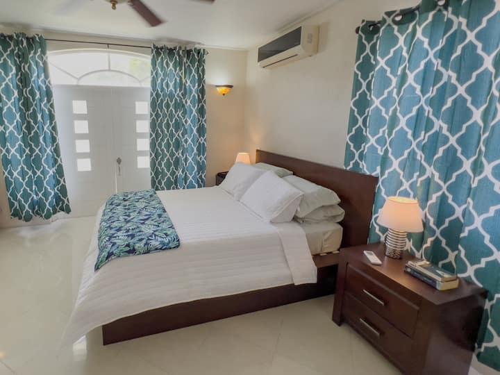 1-ва спална соба: голем светол главен спален апартман со клима уред  кој се наоѓа во задниот дел на имотот, води до задниот двор и базенот