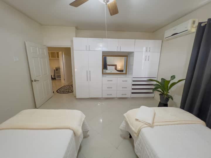 Трета спална соба: пространа двокреветна соба со клима уред, се наоѓа на предниот дел од имотот со поглед на предните градини, опремена со двокреветни кревети и доволно простор за гардероба