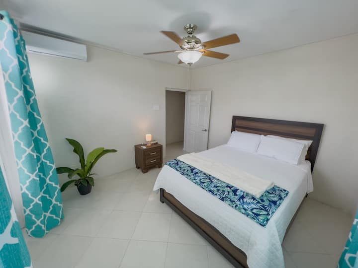 Втора спална соба: пространа пространа двокреветна соба со клима уред, со поглед кон базенот и води кон задниот двор