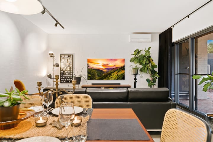 Trendy Townhouse with private garden & parking