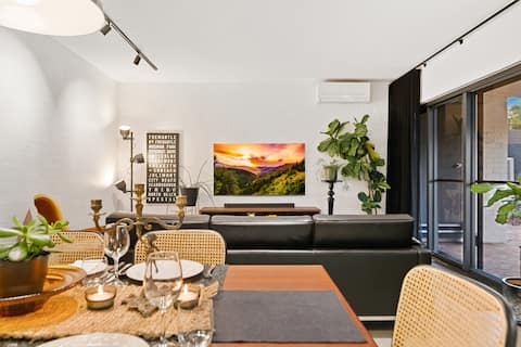 Trendy Townhouse with private garden & parking