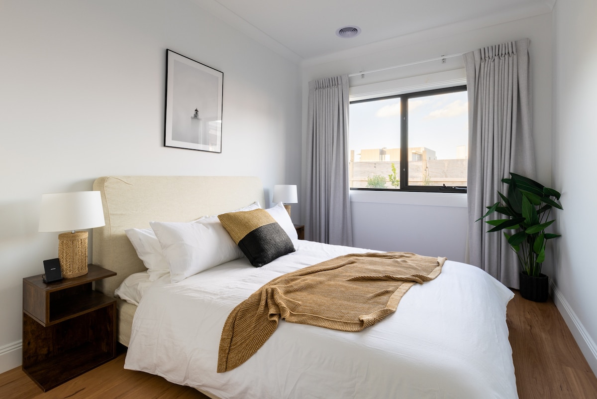 Room with Garden view. Belgian Linen, Egyptian Cotton, comfortable beds and pillows, welcome-lights, smart alarm clock, wireless charging dock and beautiful artwork. Boutique-Hotel styled bedroom with the warmth of a modern beach house.