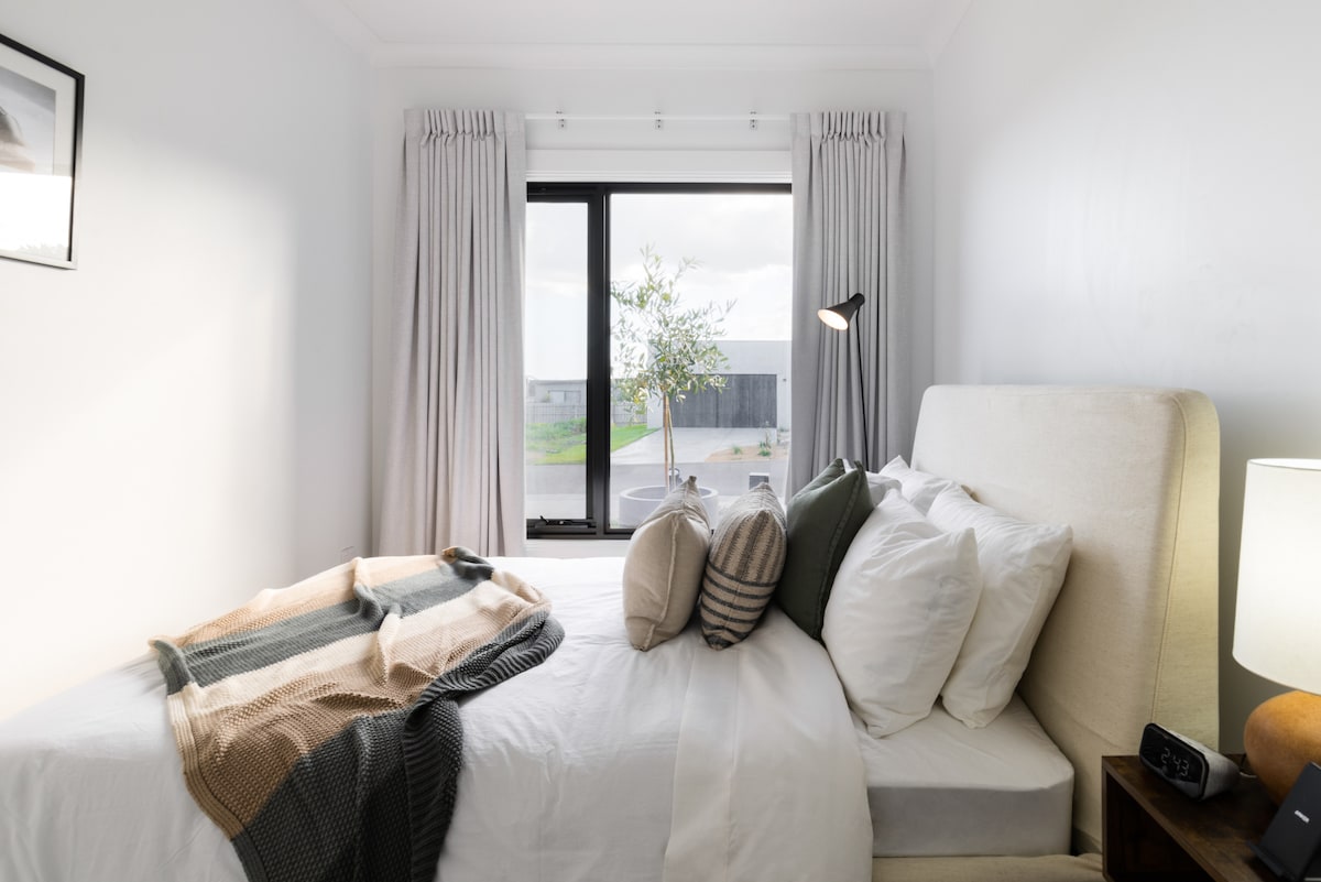 Room with an ocean view. Belgian Linen, Egyptian Cotton, comfortable beds and pillows, welcome-lights, smart alarm clock, wireless charging dock and beautiful artwork. Boutique-Hotel styled bedroom with the warmth of a modern beach house.