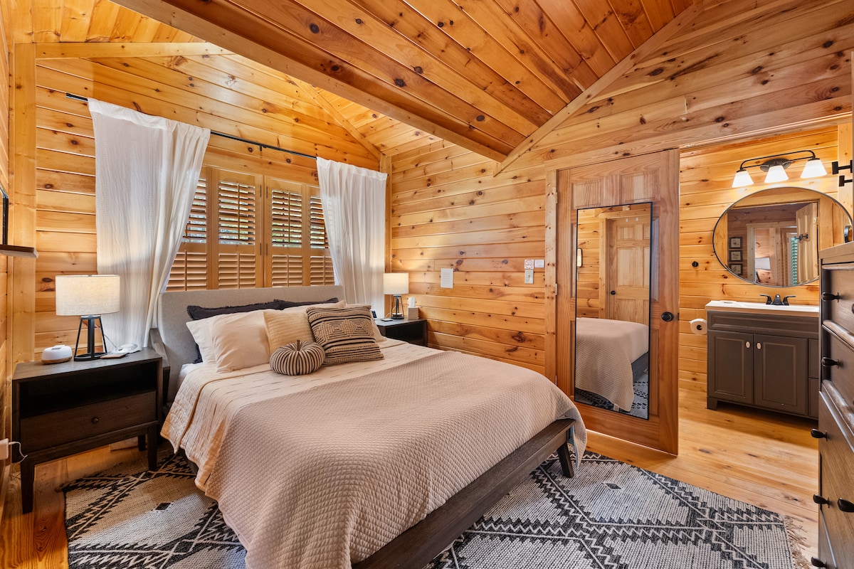 ห้องนอนควีนไซส์ชั้นบนมีอ่างอาบน้ำเชื่อม