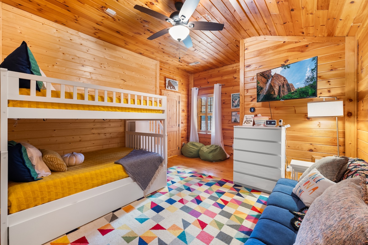 ห้องเตียงสองชั้นสำหรับเด็กพร้อมเตียงสองชั้นขนาดใหญ่และเตียงคู่แบบดึงออก